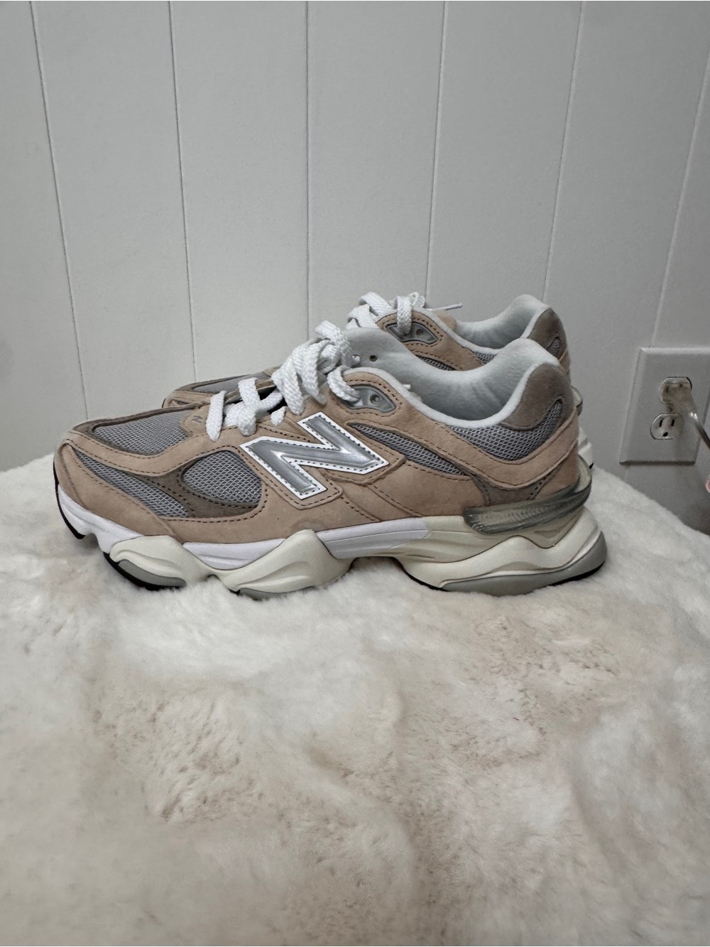 New Balance Women's Beige and Light Gray Retro Runner Sneakers - Picture 2 of 8